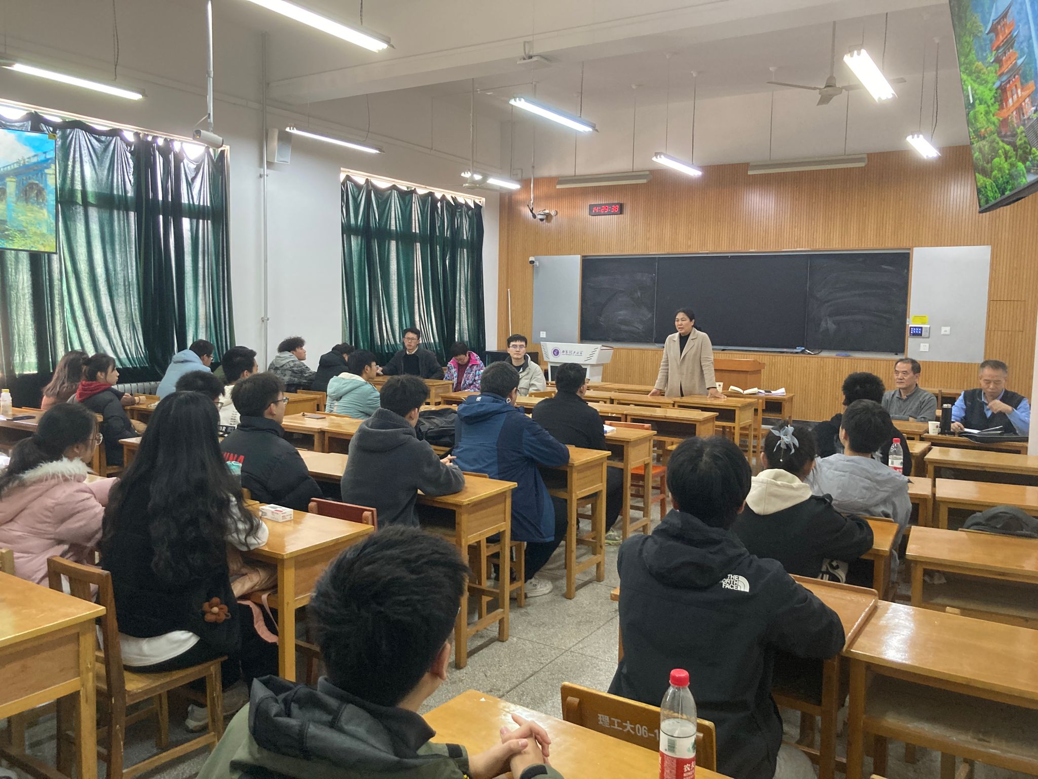 足球赌注网站召开大一、大二员工座谈会